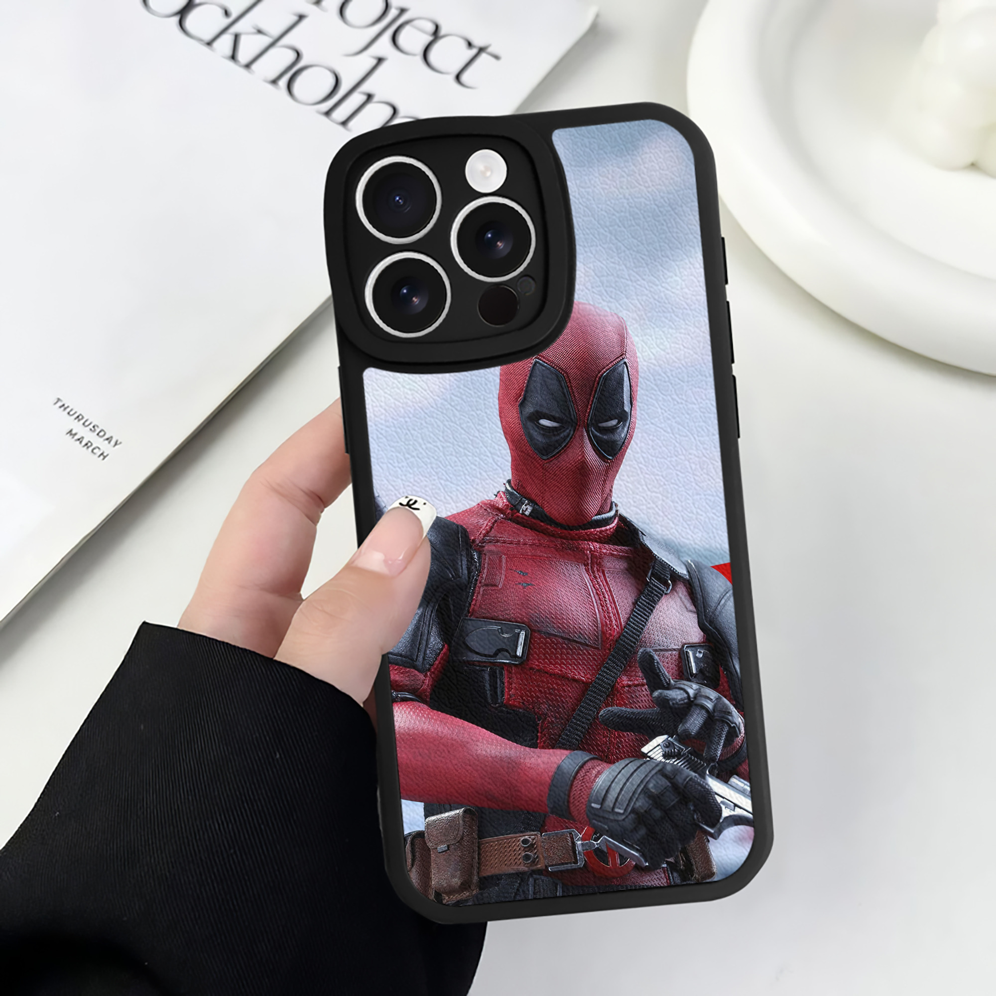 （画像用） Deadpool デッドプール 【iPhone 16シリーズ対応】シリコンスマホケース（レザー調） 材質：シリコン